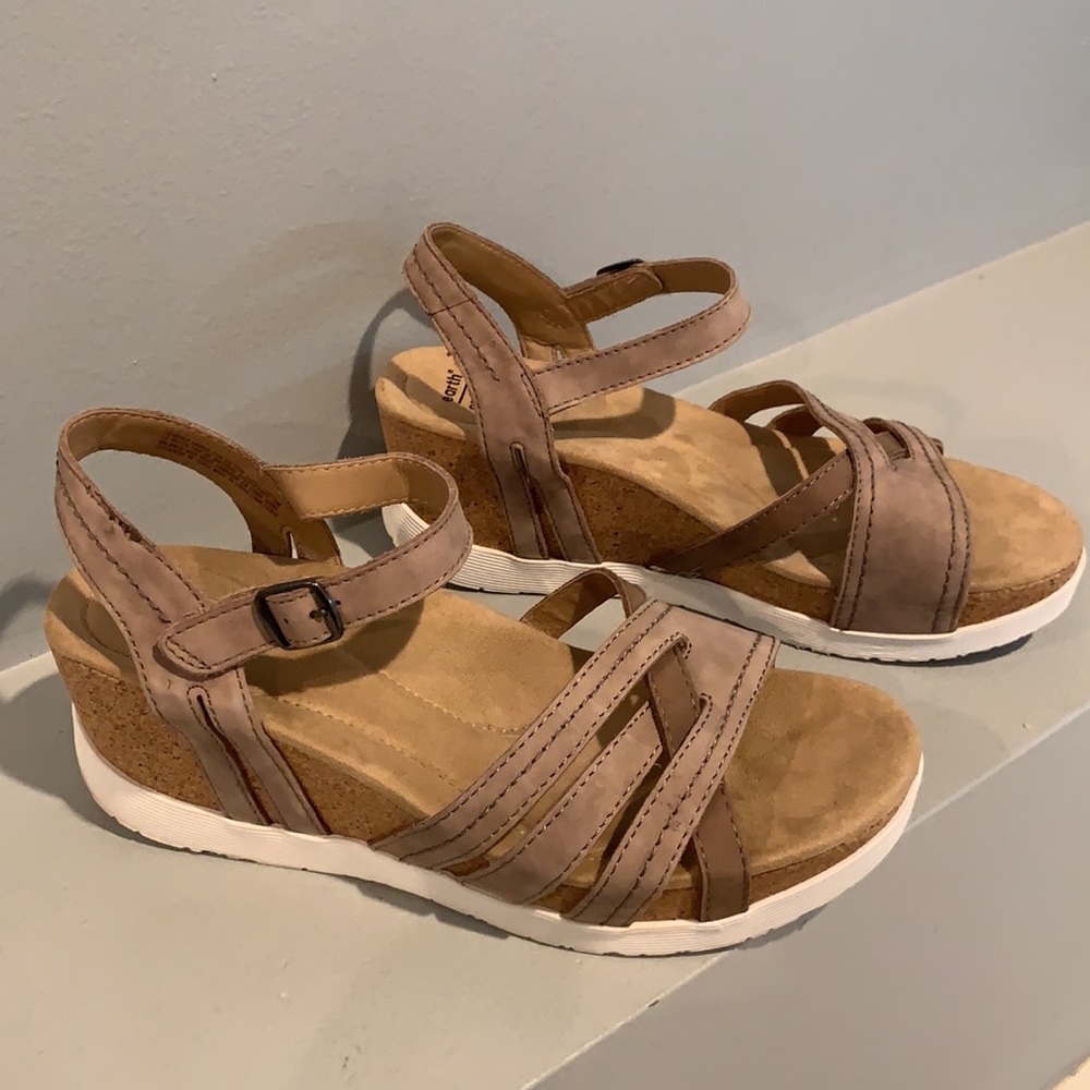 EARTH ORIGINS Wedge Leather Sandals Size 10